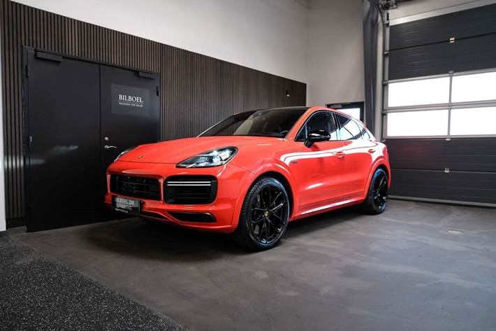Orange Porsche Cayenne Turbo S fra 2021 set udefra