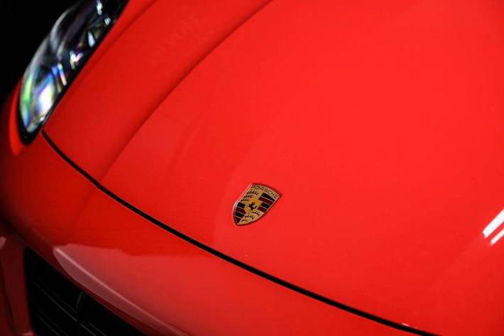 Orange Porsche Cayenne Turbo S fra 2021 set udefra