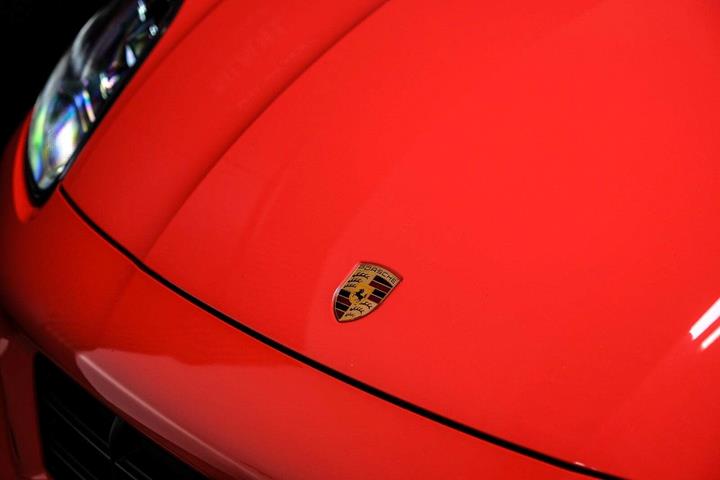 Orange Porsche Cayenne Turbo S fra 2021 set udefra