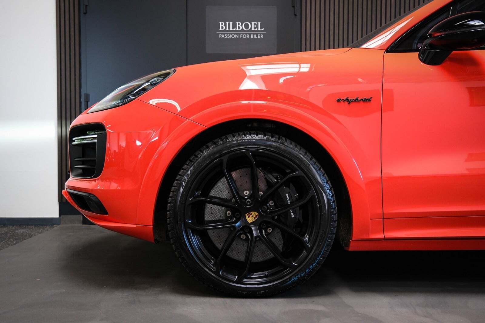 Orange Porsche Cayenne Turbo S fra 2021 set udefra
