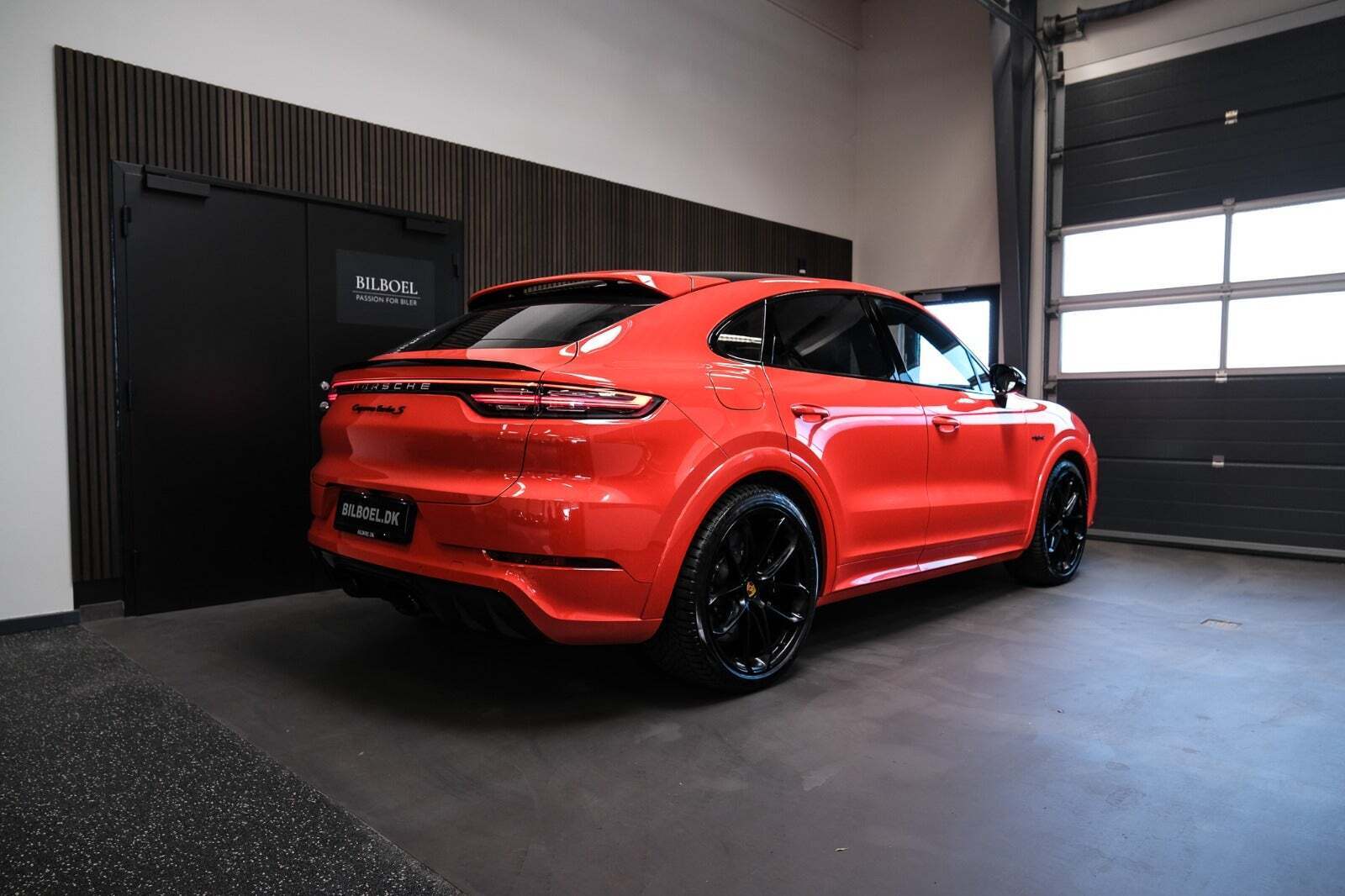Orange Porsche Cayenne Turbo S fra 2021 set udefra
