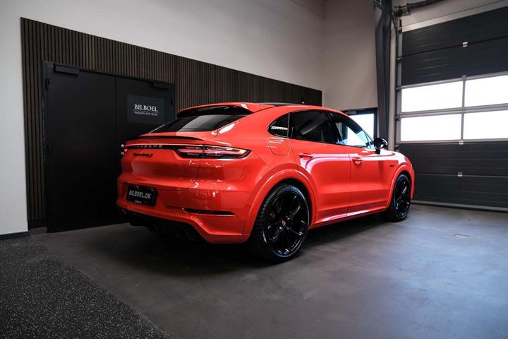 Orange Porsche Cayenne Turbo S fra 2021 set udefra