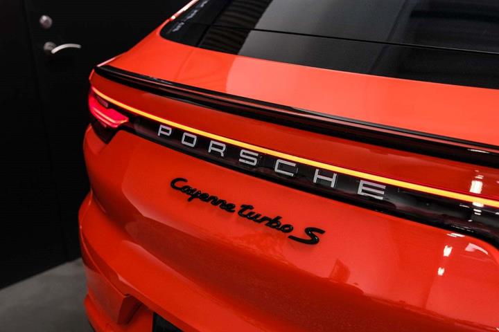Orange Porsche Cayenne Turbo S fra 2021 set udefra