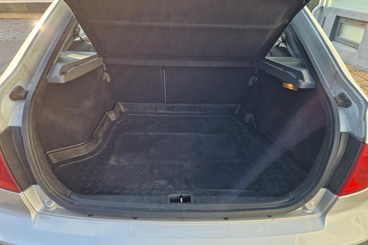Grå Hyundai Elantra fra 2006