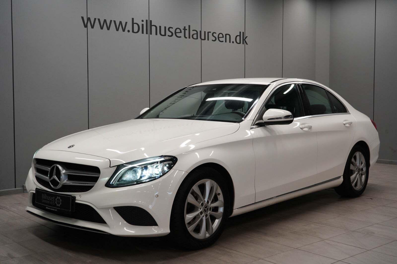Hvid Mercedes C220 d fra 2019 set udefra