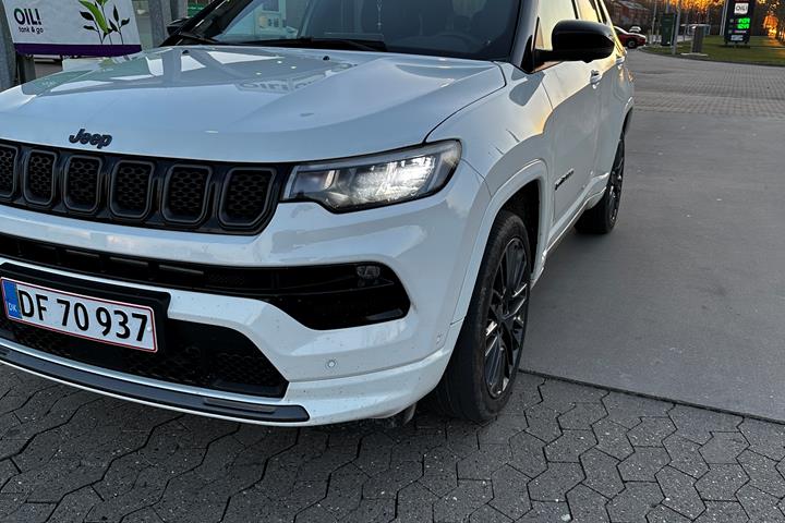 Hvid Jeep Compass fra 2021