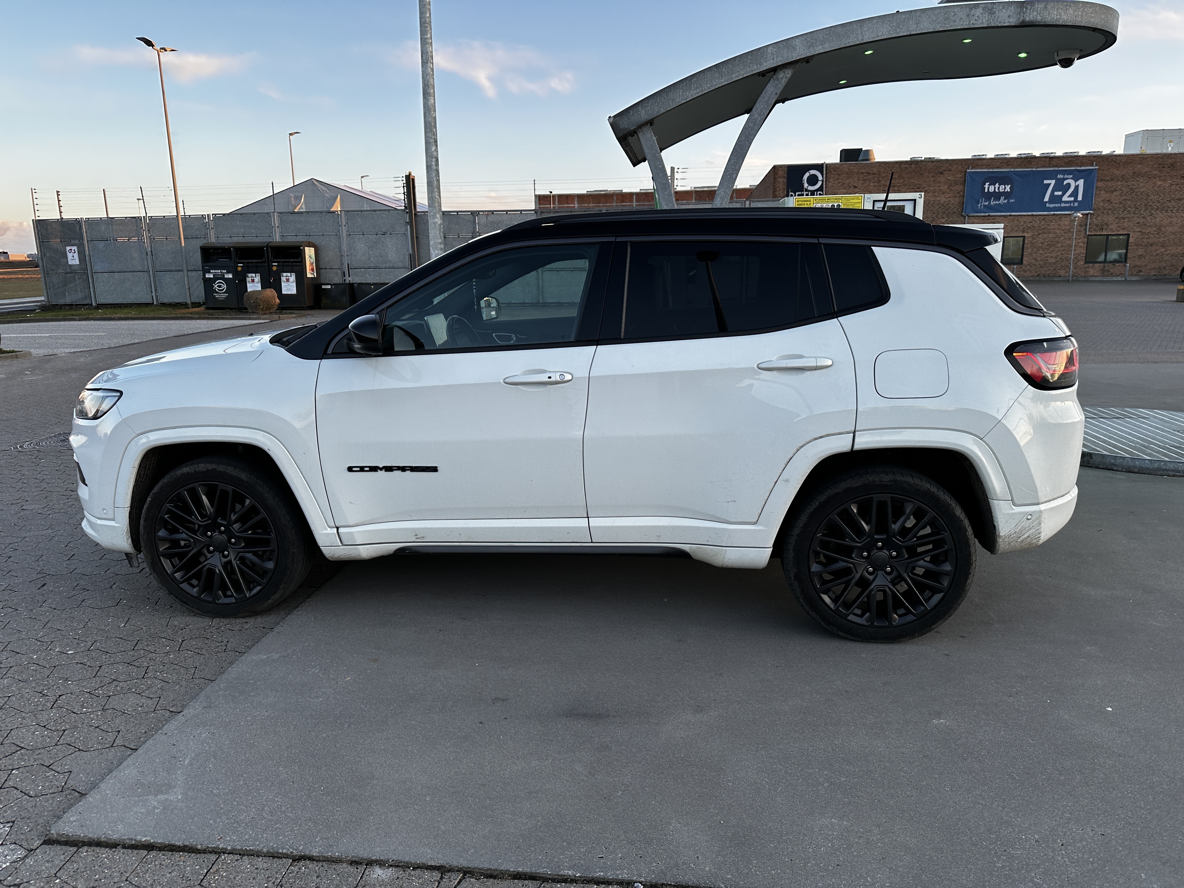Hvid Jeep Compass fra 2021