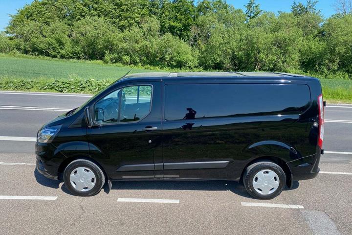 Sort Ford Transit Custom 290 L1 fra 2018 set udefra