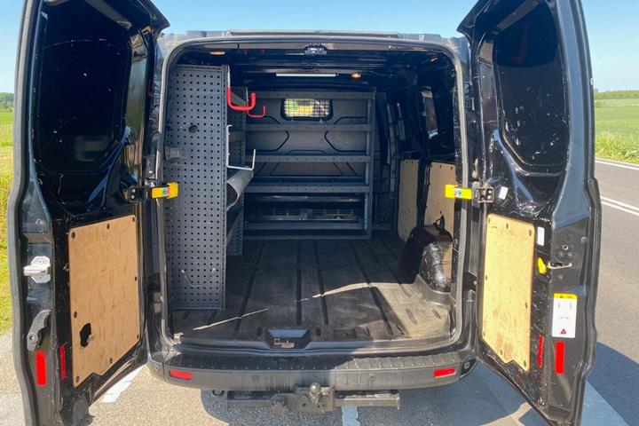 Sort Ford Transit Custom 290 L1 fra 2018 set udefra