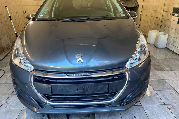 Grå Peugeot 208 fra 2017