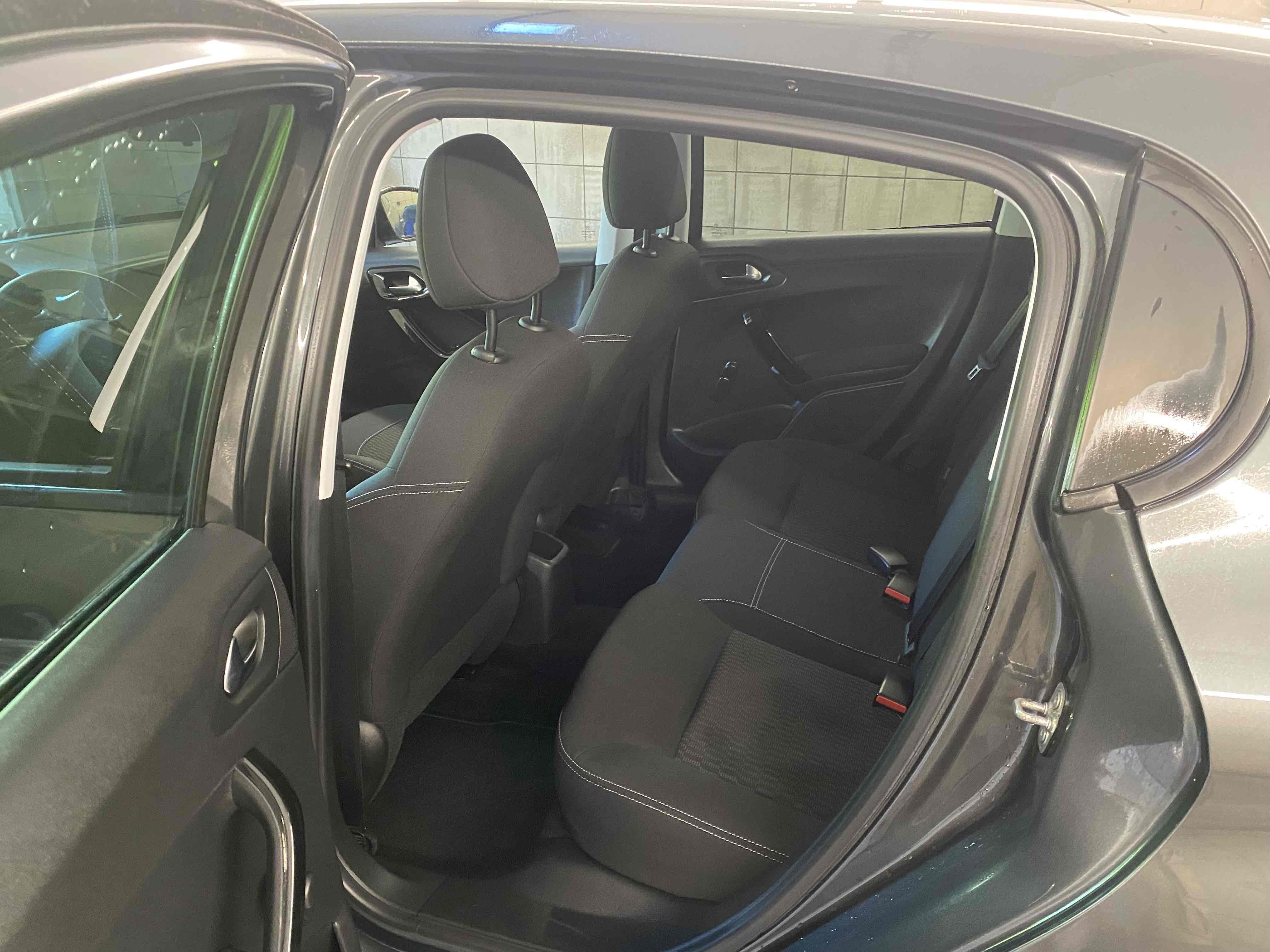 Grå Peugeot 208 fra 2017