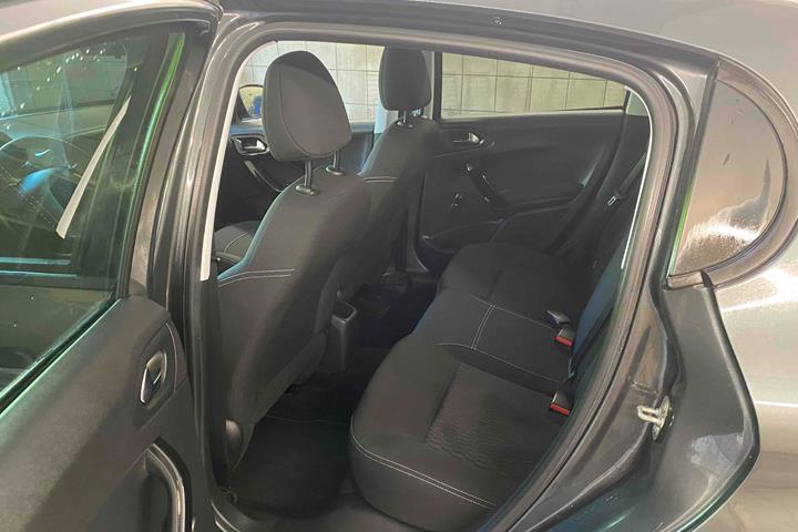 Grå Peugeot 208 fra 2017