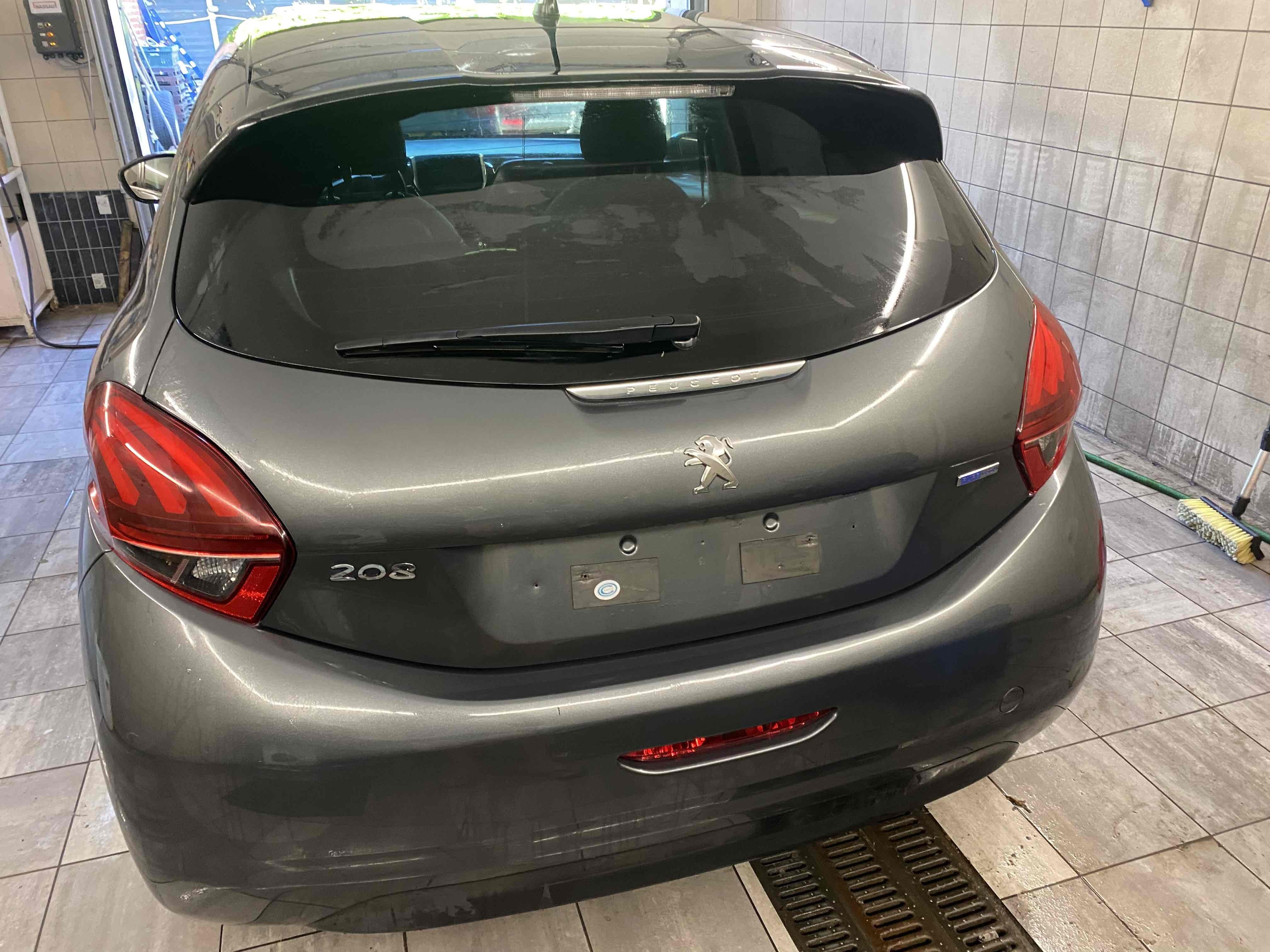 Grå Peugeot 208 fra 2017