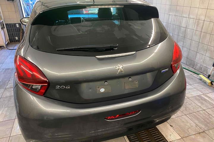 Grå Peugeot 208 fra 2017