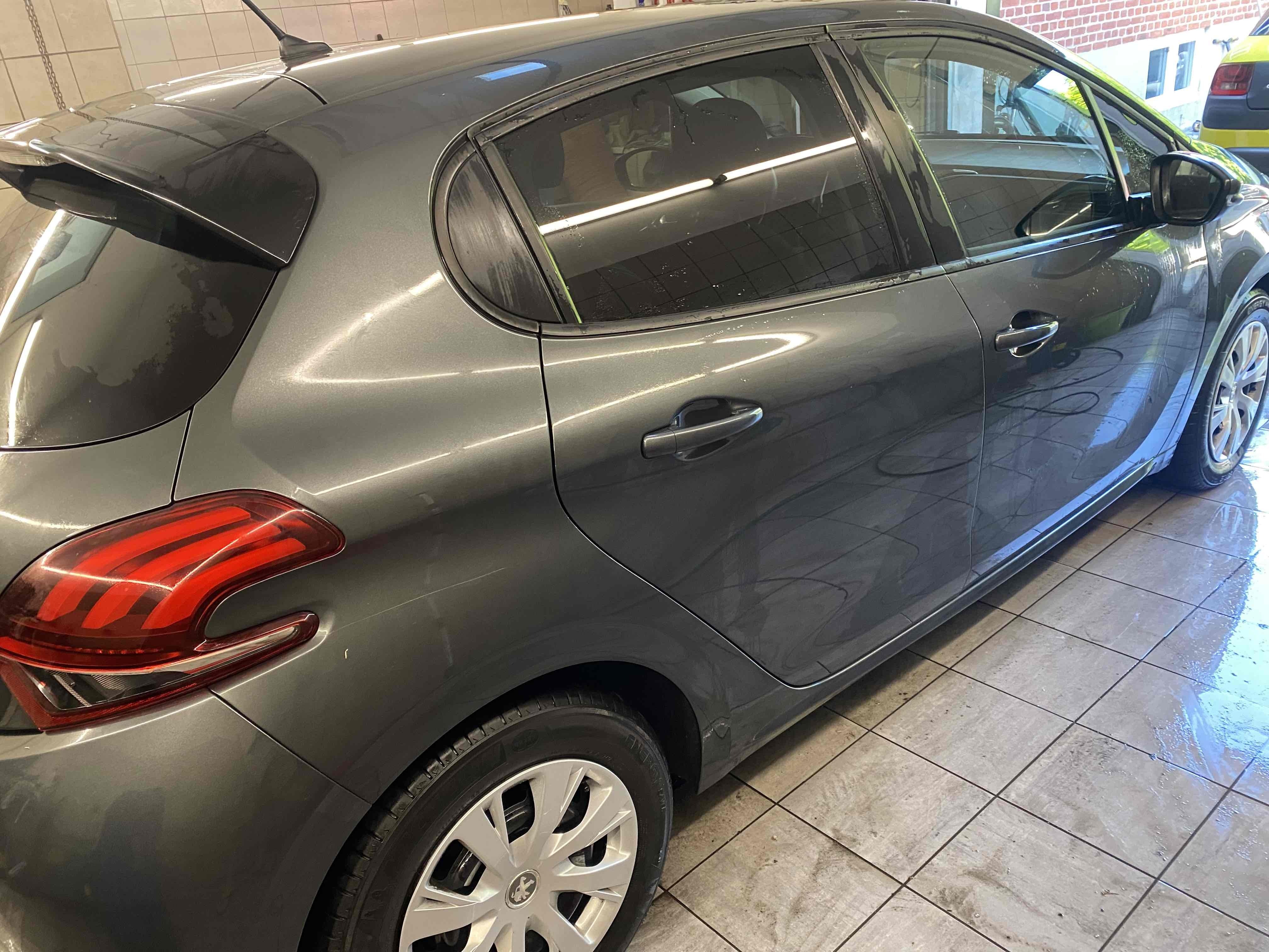 Grå Peugeot 208 fra 2017