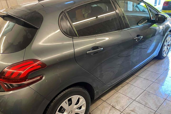 Grå Peugeot 208 fra 2017