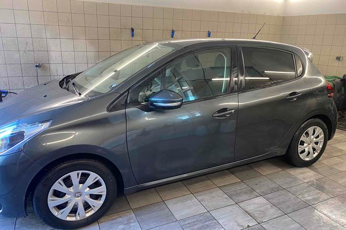 Grå Peugeot 208 fra 2017