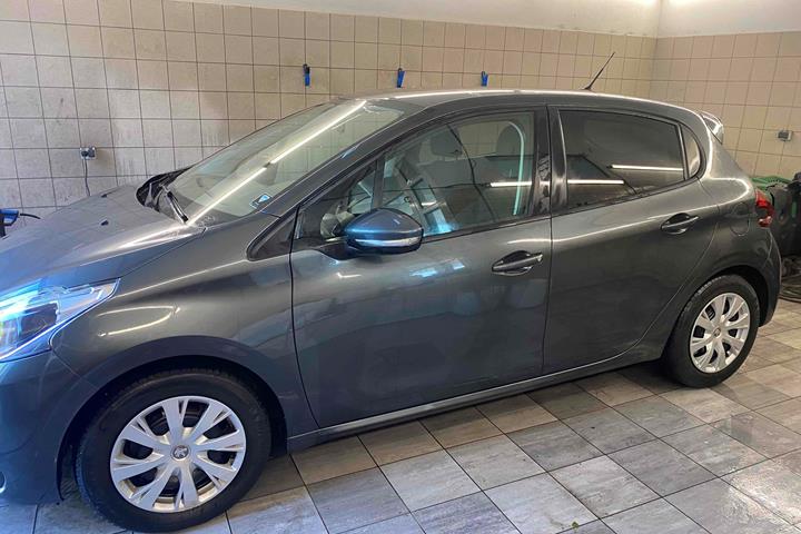 Grå Peugeot 208 fra 2017
