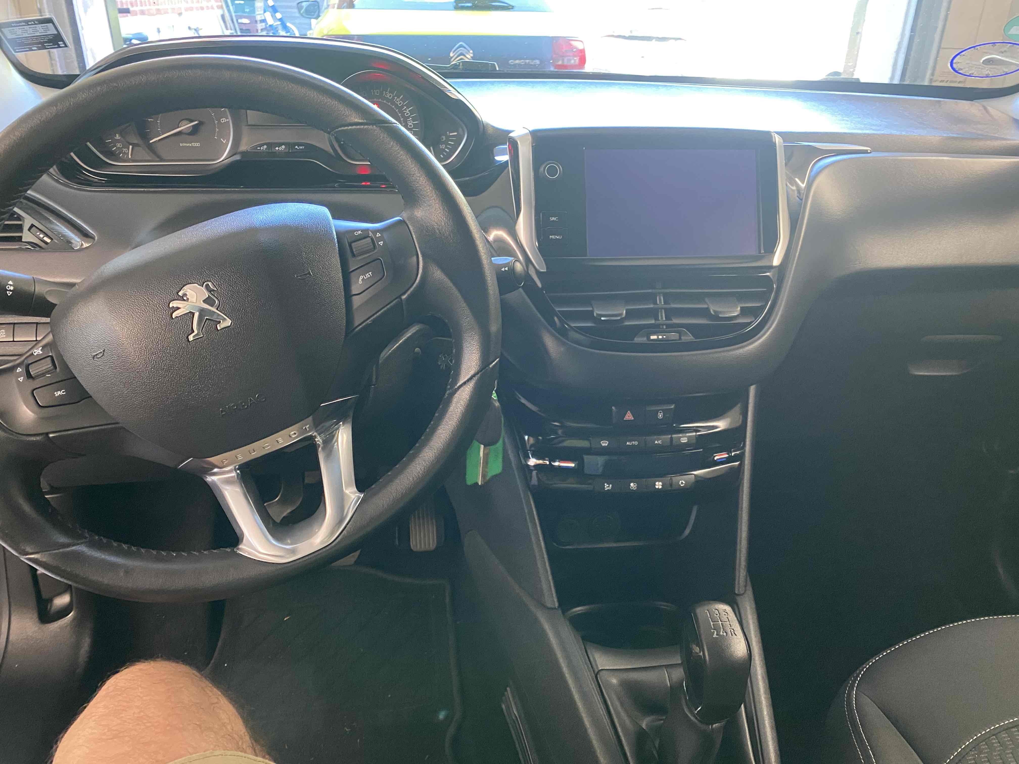 Grå Peugeot 208 fra 2017