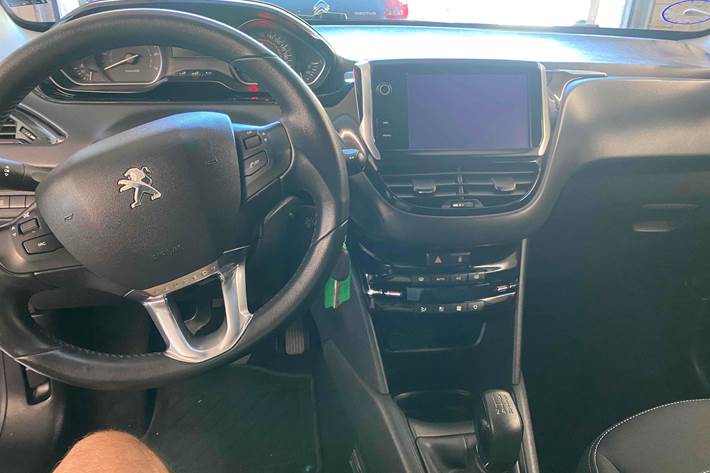 Grå Peugeot 208 fra 2017