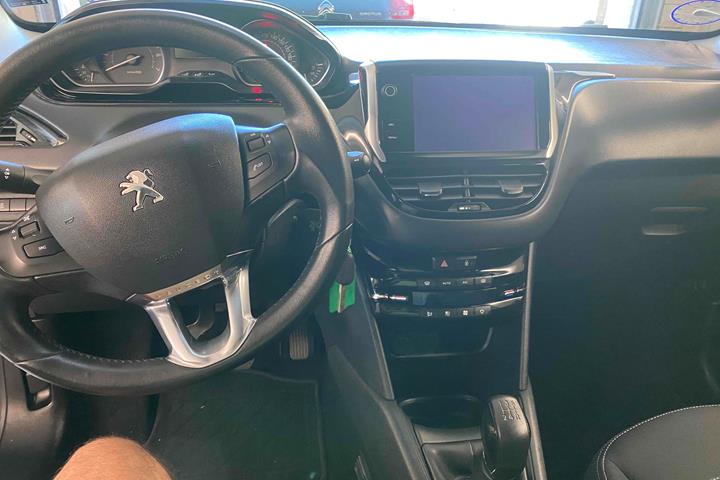 Grå Peugeot 208 fra 2017