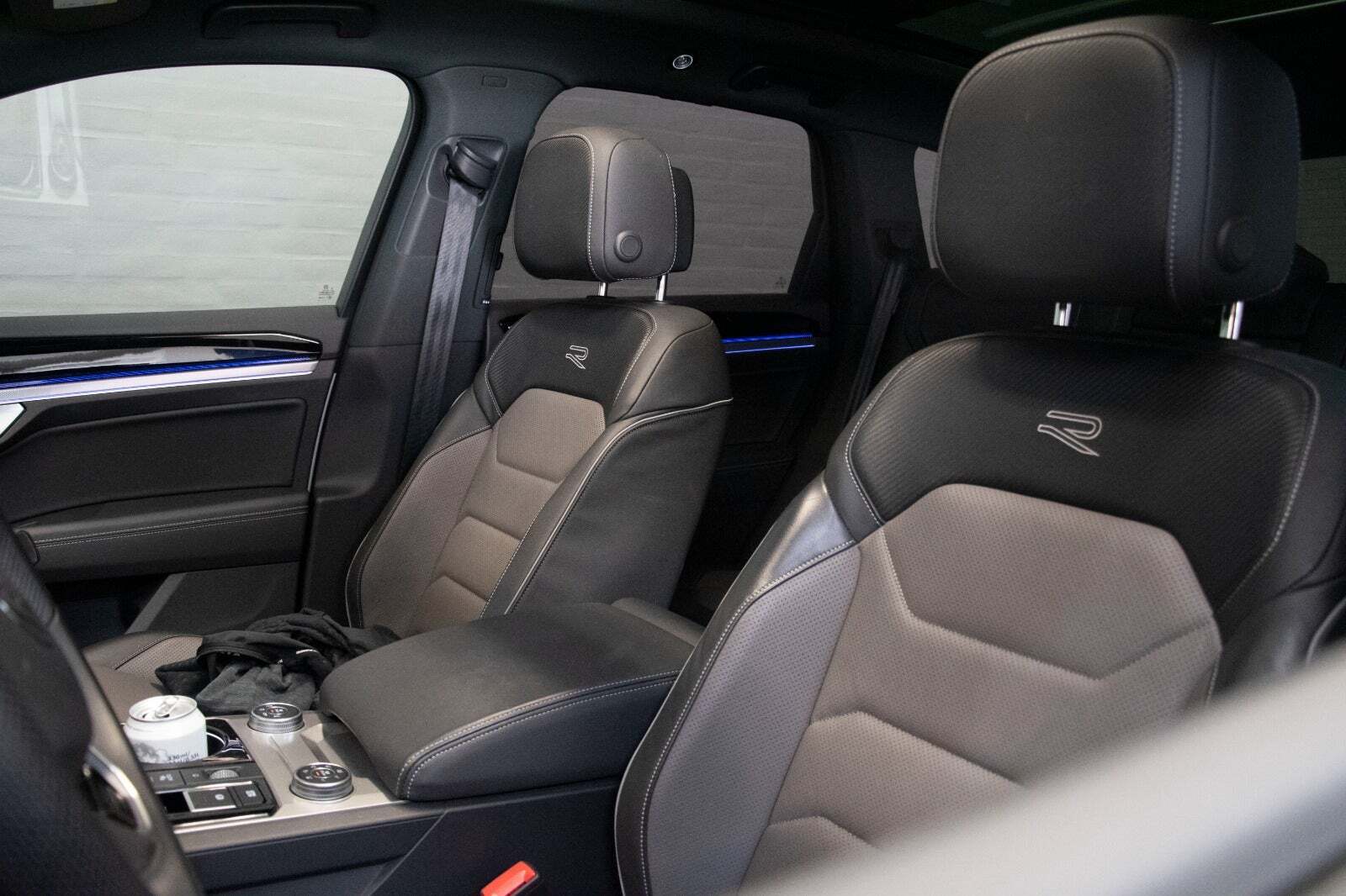 Hvid VW Touareg fra 2021 set indefra