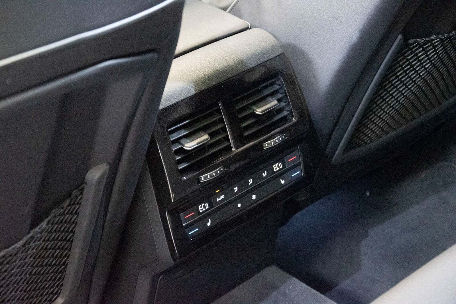 Hvid VW Touareg fra 2022 set indefra