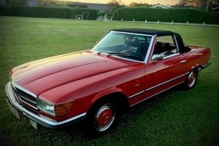Rød Mercedes 280 SL fra 1975