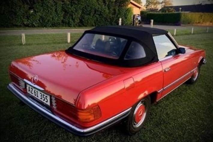 Rød Mercedes 280 SL fra 1975