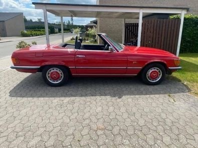 Rød Mercedes 280 SL fra 1975