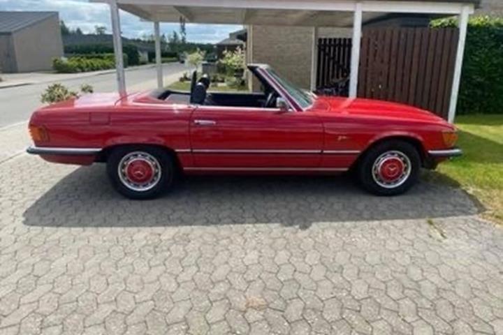 Rød Mercedes 280 SL fra 1975