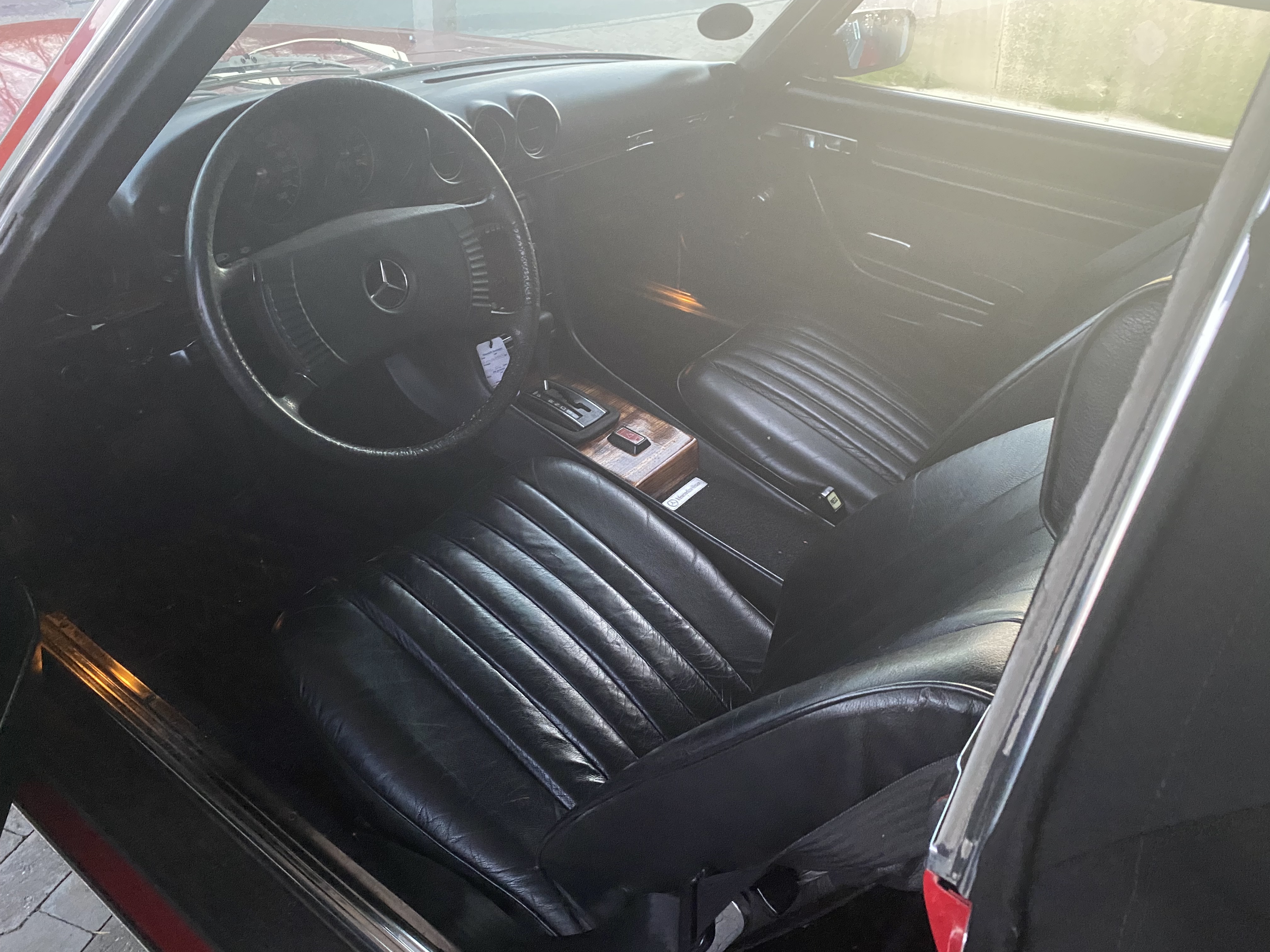 Rød Mercedes 280 SL fra 1975