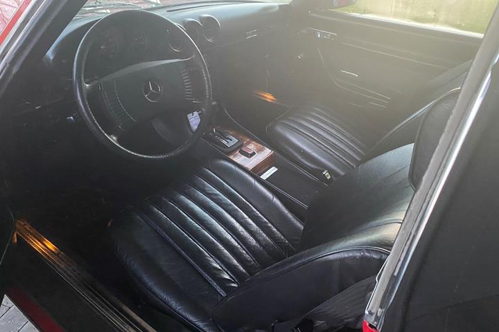 Rød Mercedes 280 SL fra 1975
