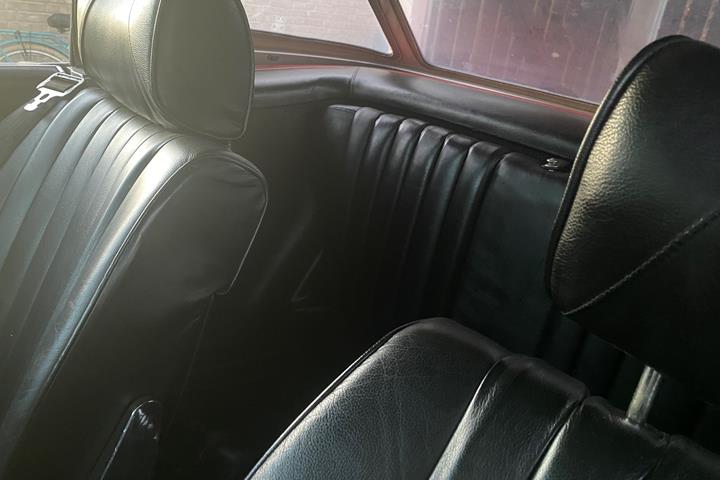 Rød Mercedes 280 SL fra 1975