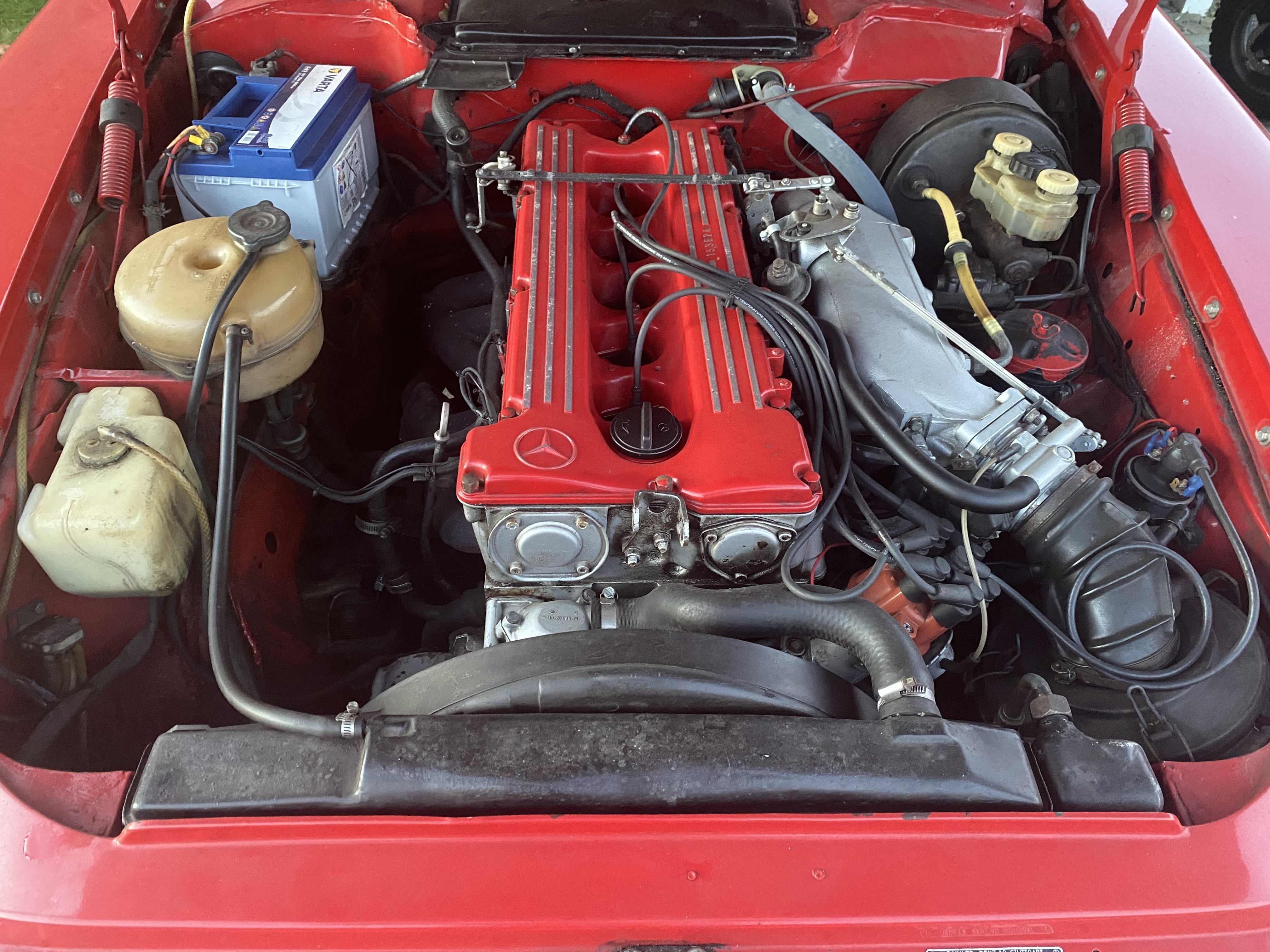 Rød Mercedes 280 SL fra 1975