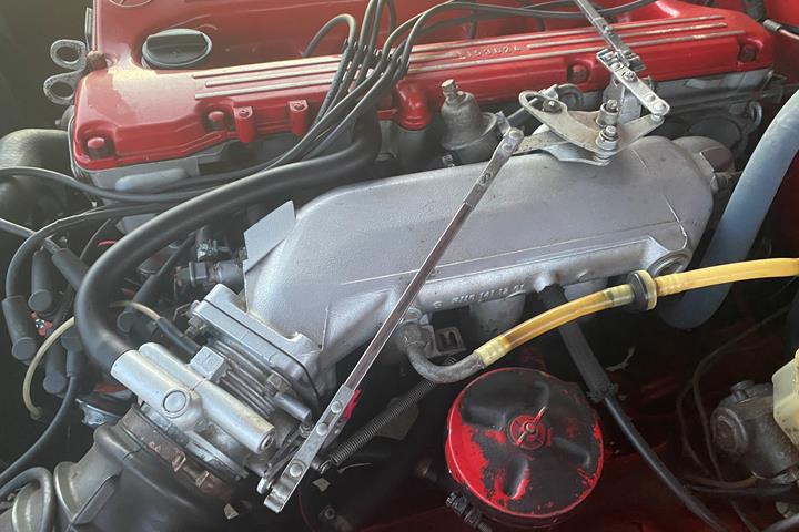 Rød Mercedes 280 SL fra 1975