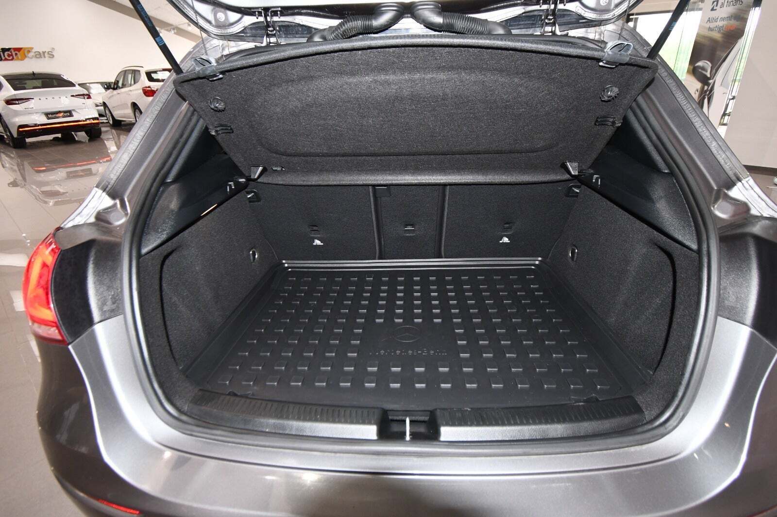 Grå Mercedes A180 d fra 2018 set indefra