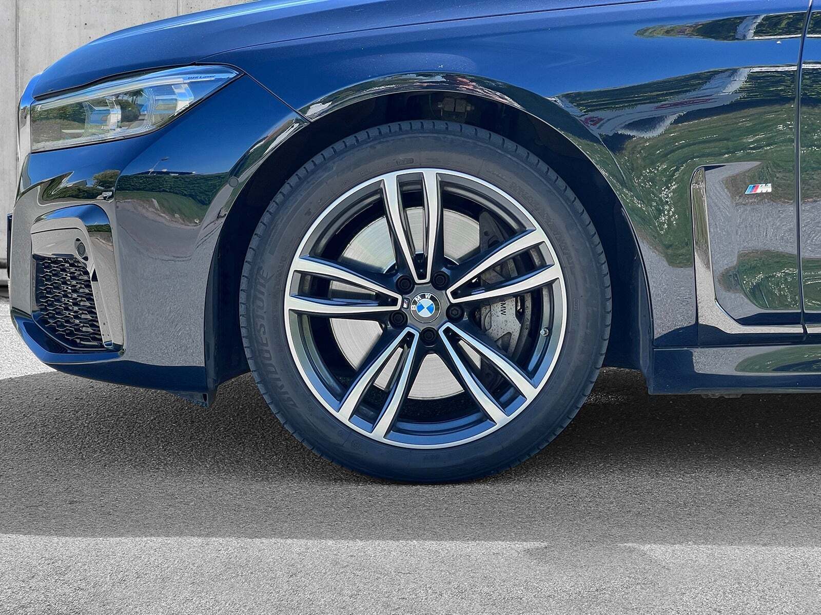 Sort BMW 740d fra 2019 set udefra