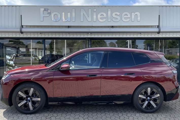 Rød BMW iX fra 2023