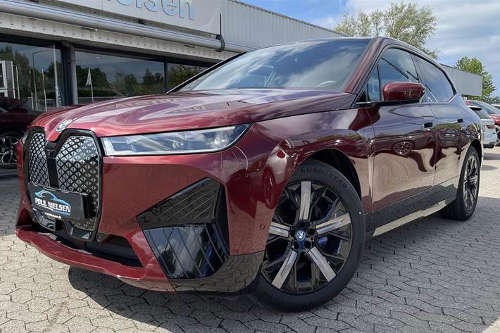 Rød BMW iX fra 2023