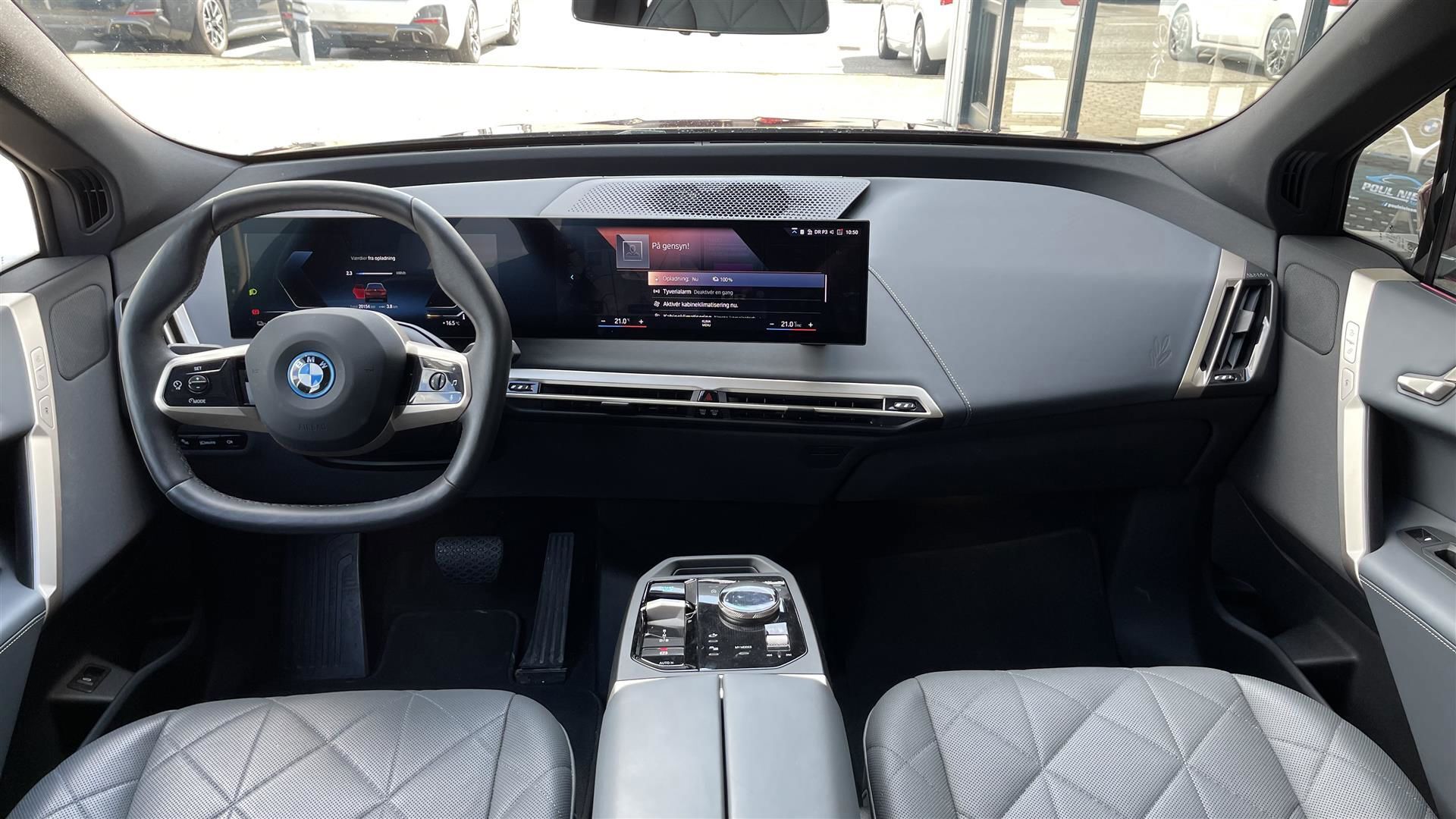 Rød BMW iX fra 2023