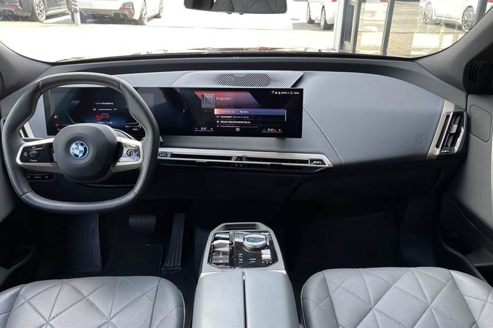 Rød BMW iX fra 2023