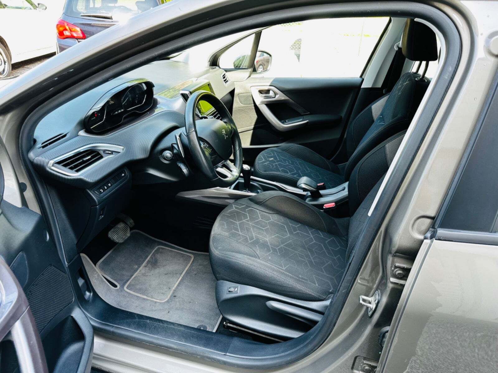 Beige Peugeot 2008 fra 2013