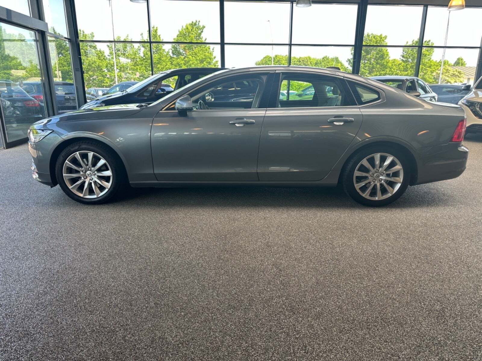 Grå Volvo S90 fra 2017