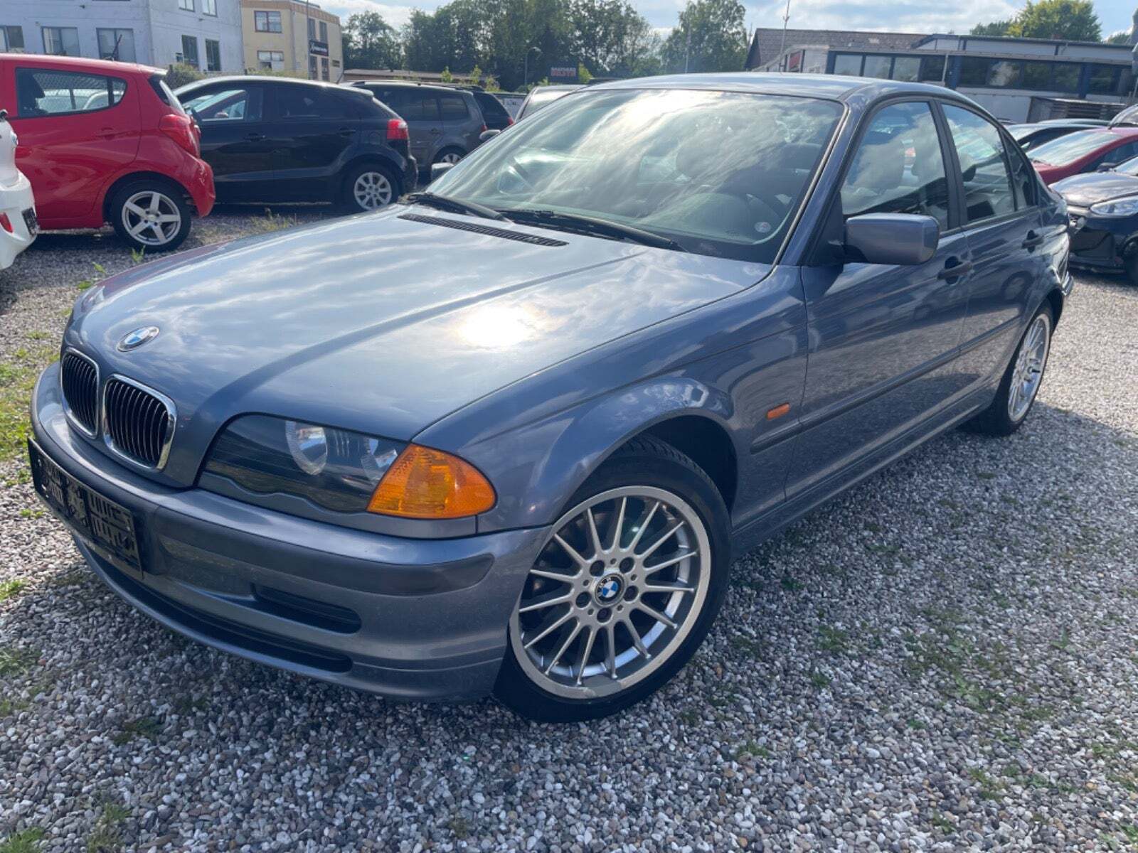 Sort BMW 316i fra 1999