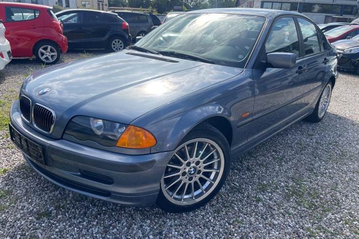 Sort BMW 316i fra 1999