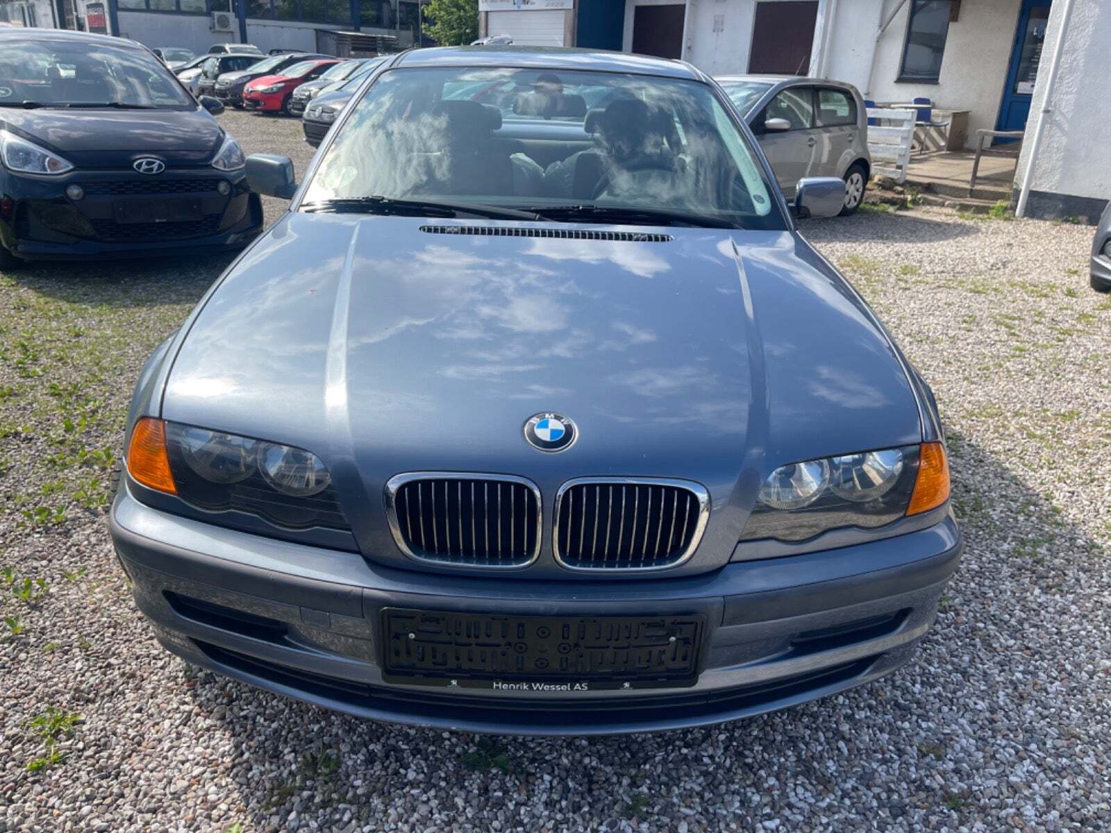 Sort BMW 316i fra 1999