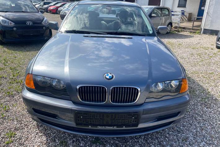 Sort BMW 316i fra 1999