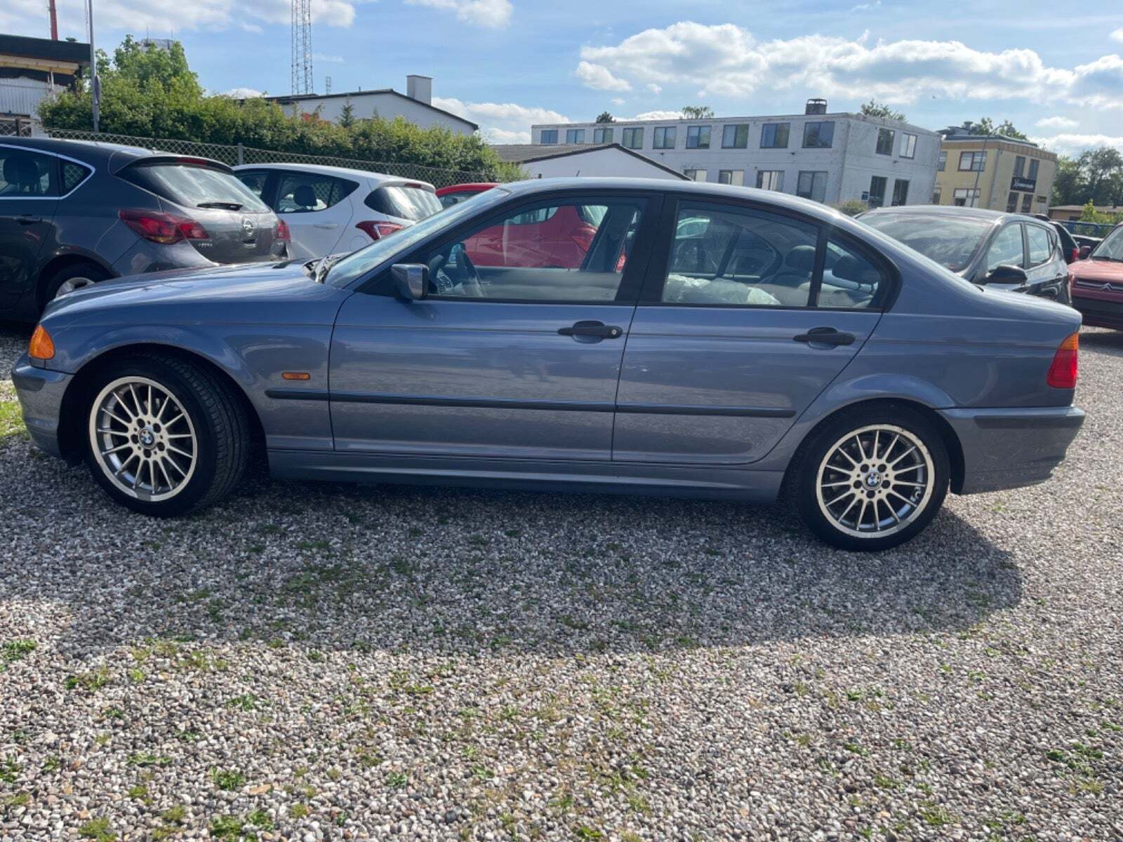 Sort BMW 316i fra 1999