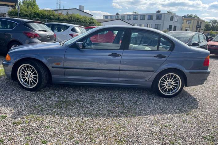 Sort BMW 316i fra 1999